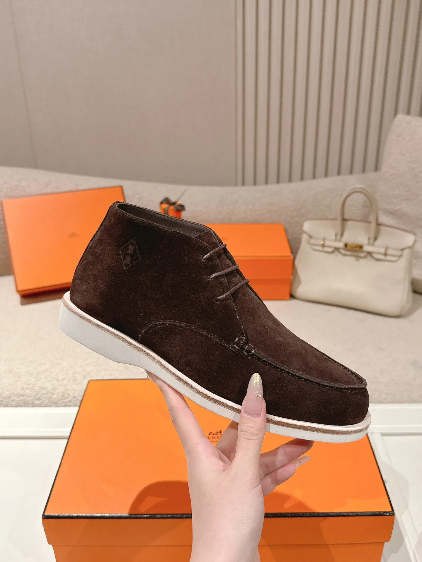 Men's Men's Shoes 660💰 Hermes men's size #26ss calfskin derby shoes, decorated with signature "H Diamant" details for a stylish and casual style. Fabric: Cow suede Lining: Mixed sheep lining Outsole: Genuine leather welt + original TPU Bottom thickness: 3CM Code number: 39-45 (customized at 46.47)